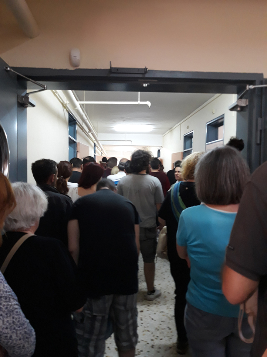 Εκλογές: Ανοιχτές οι κάλπες σε πολλά εκλογικά τμήματα