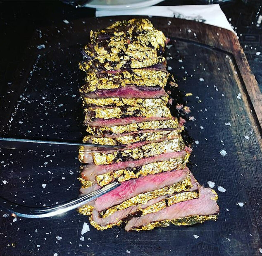 O Salt Bae σερβίρει χρυσή μπριζόλα στο εστιατόριό του στο Ντουμπάι