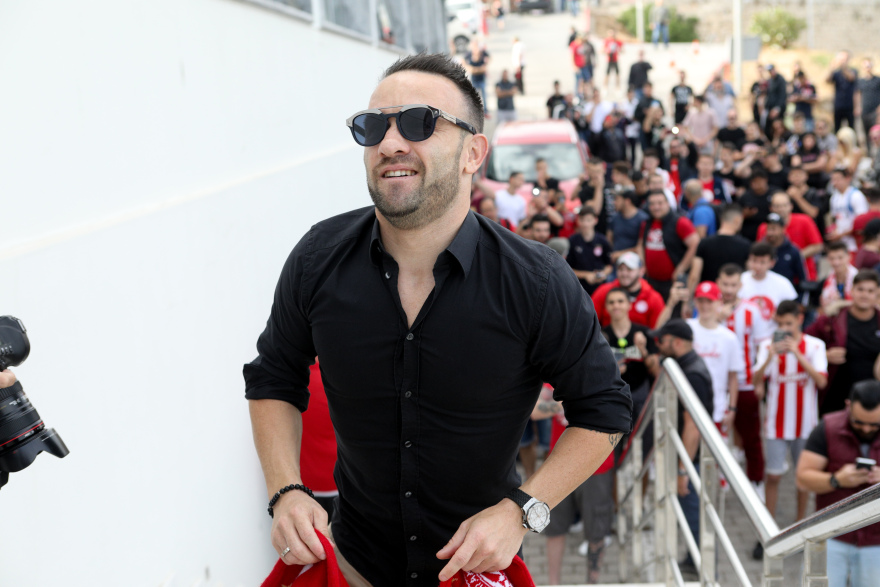 Ολυμπιακός: Αποθέωση για τον Βαλμπουενά στις υπογραφές του!