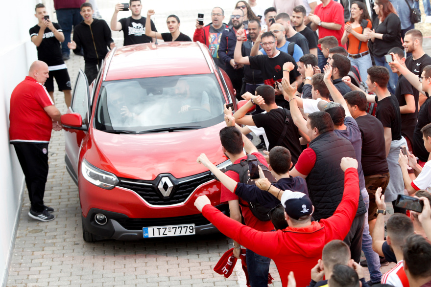 Ολυμπιακός: Αποθέωση για τον Βαλμπουενά στις υπογραφές του!