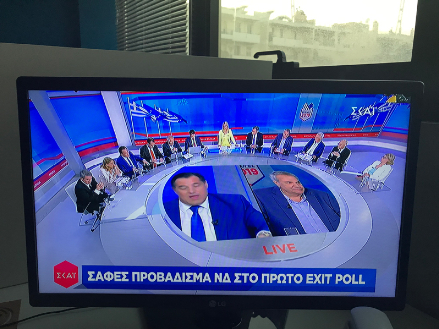 Τα ευτράπελα και τα... απρόοπτα στις τηλεοπτικές εκπομπές τη βραδιά των εκλογών 