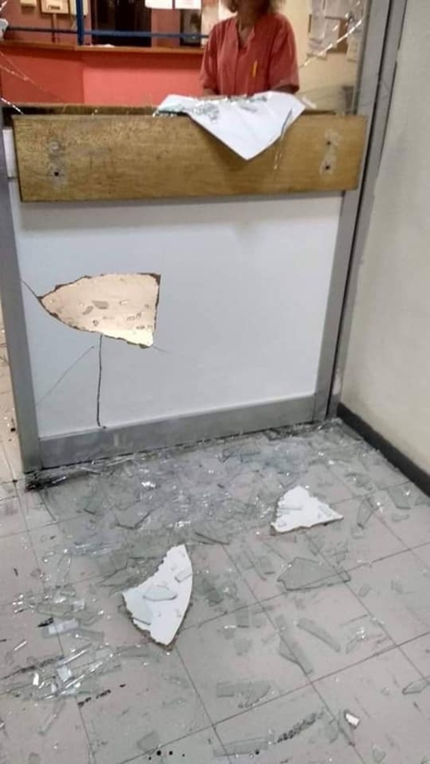 Καταγγελία ΠΟΕΔΗΝ: Ρομά έκανε «γυαλιά -καρφιά» το Κέντρο Υγείας Μεγάρων