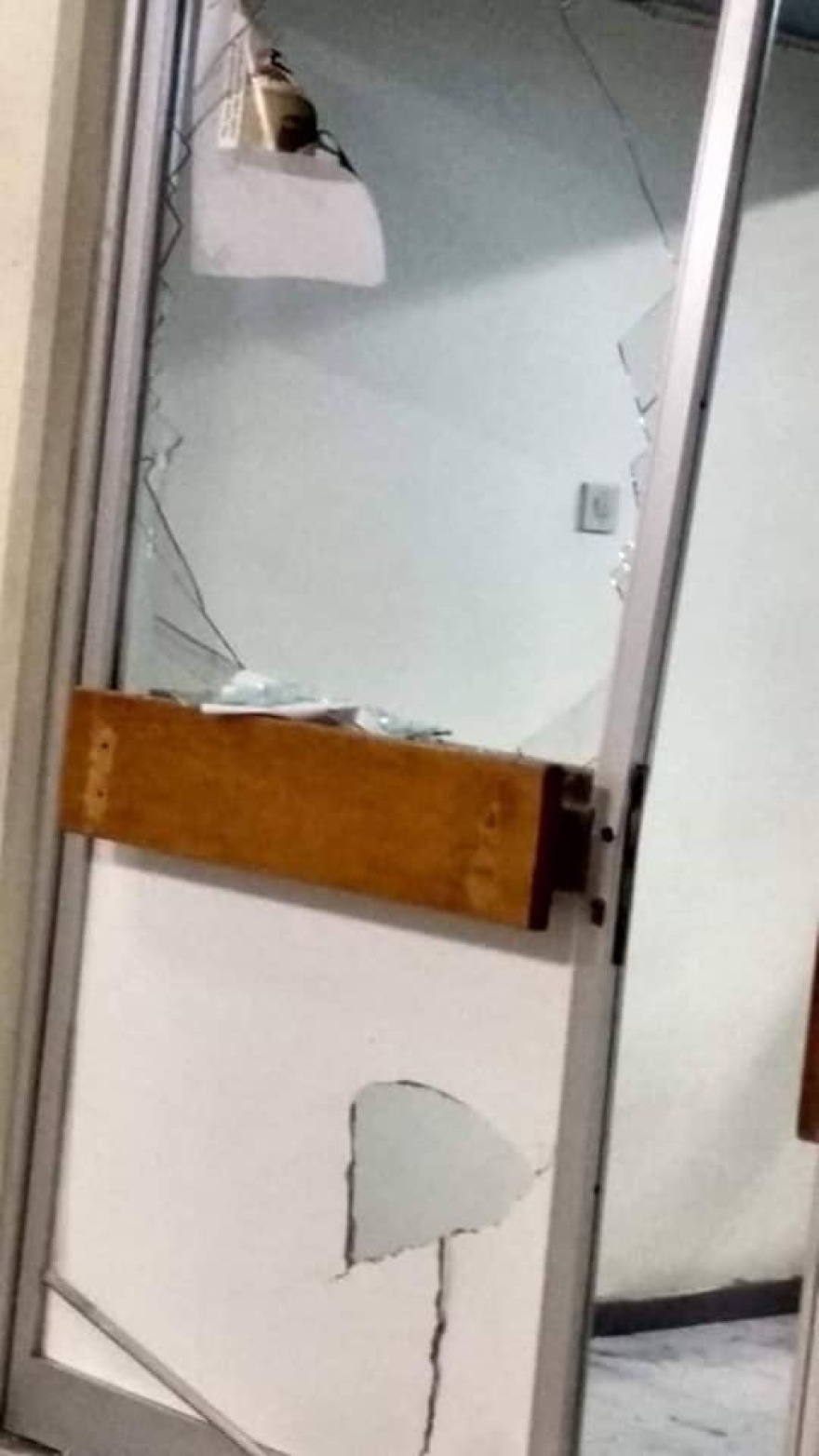 Καταγγελία ΠΟΕΔΗΝ: Ρομά έκανε «γυαλιά -καρφιά» το Κέντρο Υγείας Μεγάρων