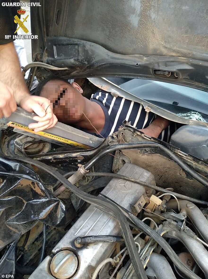 Φωτογραφίες σοκ: Άνοιξαν το ντουλαπάκι του αυτοκινήτου και είδαν κρυμμένο... έναν άνθρωπο!