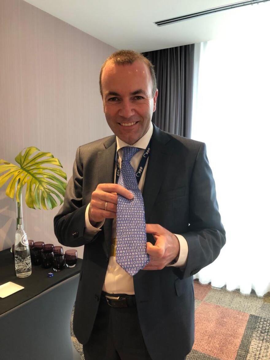 Βέμπερ: Με ελληνική γραβάτα στη σύνοδο του Ευρωπαϊκού Λαϊκού Κόμματος