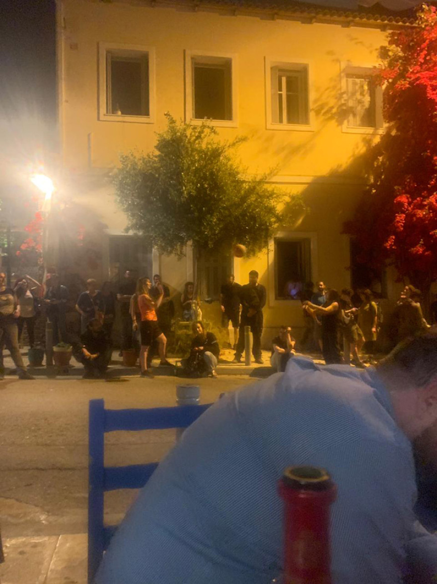 Βίντεο: Πρόκληση «μπαχαλάκηδων» κατά Μπακογιάννη στα Άνω Πετράλωνα