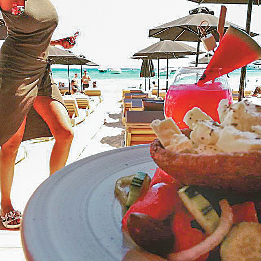 Στη Μύκονο ξεσάλωσαν και οι τιμές: 7,20€ για ένα σουβλάκι