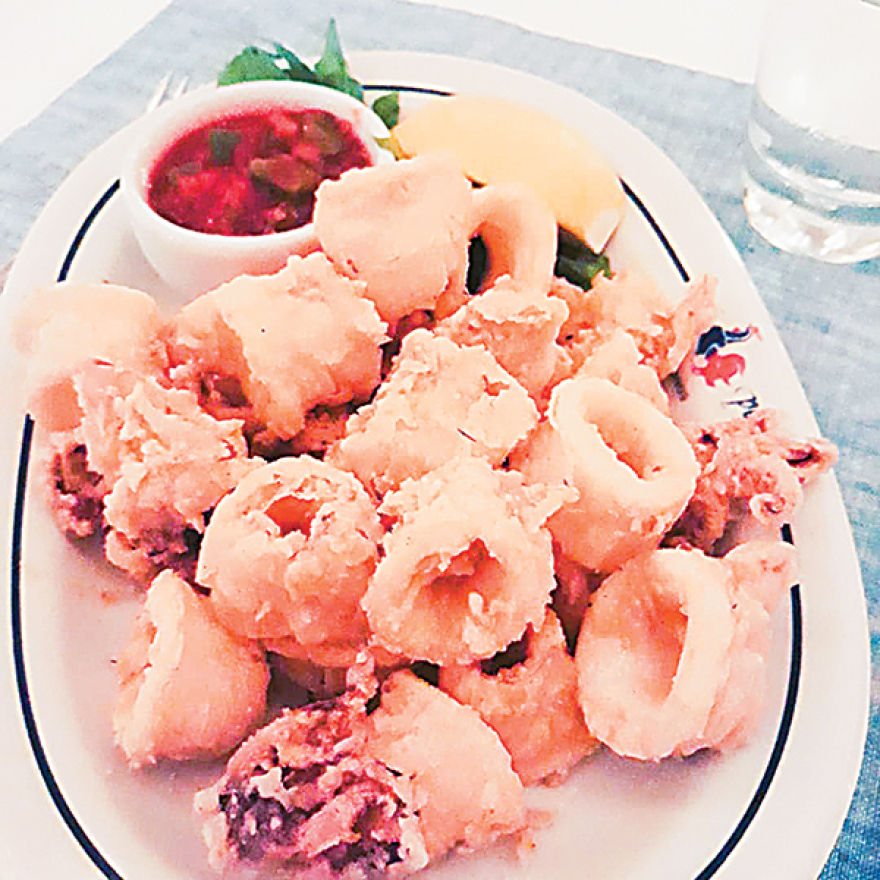 Στη Μύκονο ξεσάλωσαν και οι τιμές: 7,20€ για ένα σουβλάκι