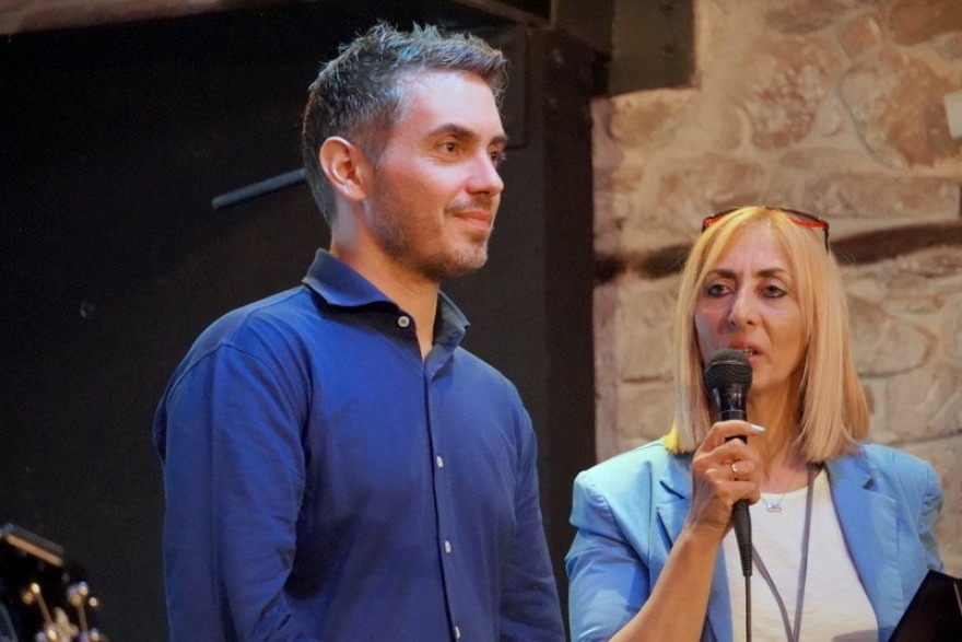 Ο Μιχάλης Χατζηγιάννης με τους μαθητές του 1ου Δημοτικού Θάσου