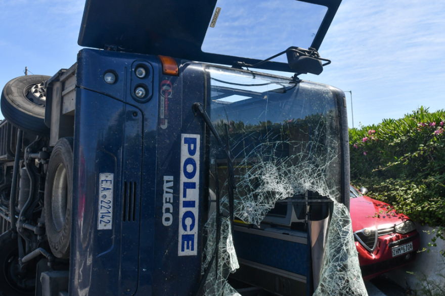 Κόρινθος: Ανατράπηκε κλούβα της ΕΛΑΣ με κρατούμενους - 13 τραυματίες