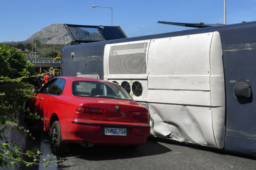 Κόρινθος: Ανατράπηκε κλούβα της ΕΛΑΣ με κρατούμενους - 13 τραυματίες