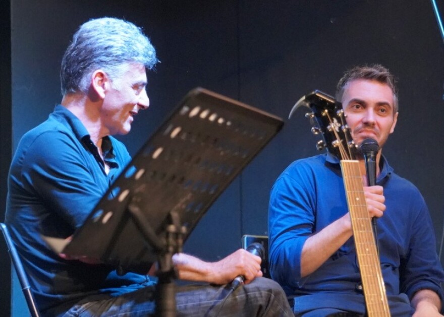 Ο Μιχάλης Χατζηγιάννης με τους μαθητές του 1ου Δημοτικού Θάσου