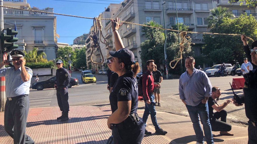 Οι καθαρίστριες του Δρομοκαΐτειου πέταξαν φραντζόλες στην Ηρώδου Αττικού: Η κυβέρνηση παίρνει το ψωμί μας