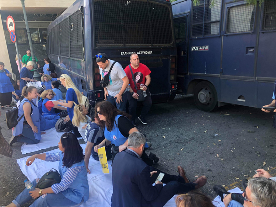 Οι καθαρίστριες του Δρομοκαΐτειου πέταξαν φραντζόλες στην Ηρώδου Αττικού: Η κυβέρνηση παίρνει το ψωμί μας