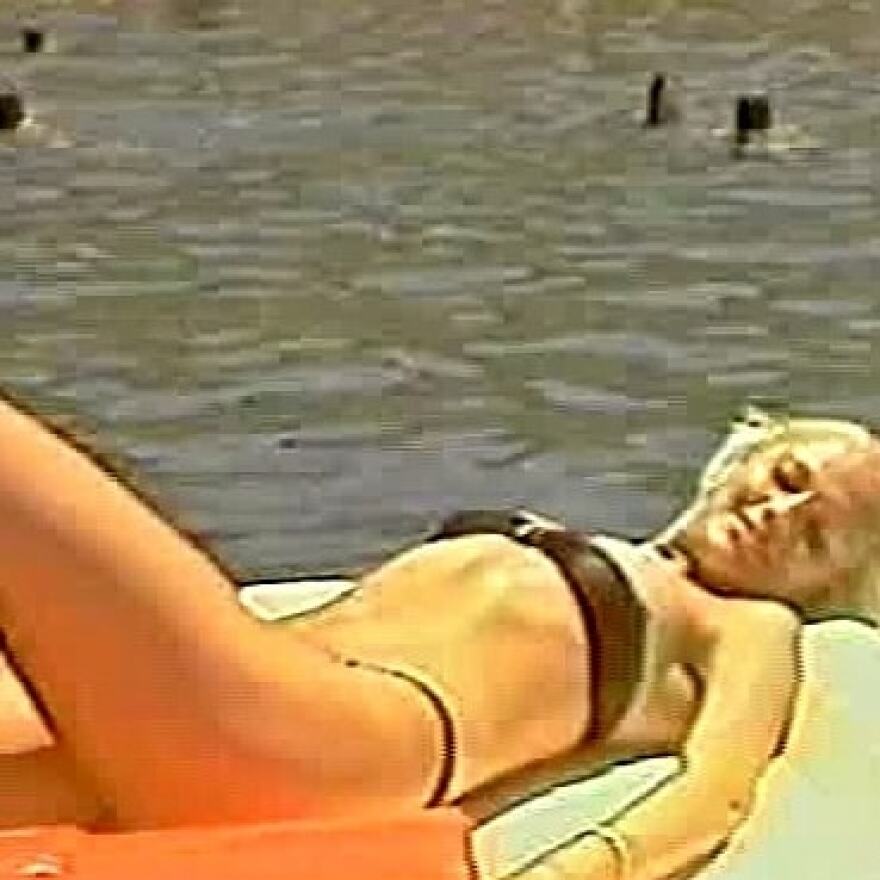 Οι σέξι πόζες της Καίτης Φίνου που την έκαναν να νιώθει άβολα 