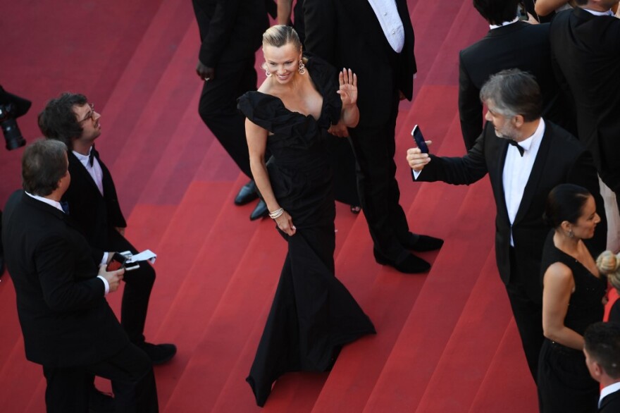 Η Πάμελα Άντερσον ζητά από το Χόλιγουντ να στηρίξει τον Τζούλιαν Ασάνζ