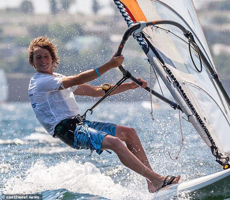 Ρώσος σέρφερ σκοτώθηκε μετά από σύγκρουση με «ιπτάμενο δελφίνι» - Το βίντεο σοκάρει