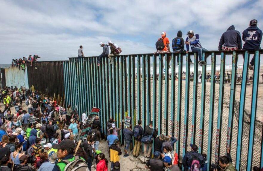 Ο Τραμπ και το Μεξικό «τα βρήκαν» για το μεταναστευτικό - Αναστέλλεται η επιβολή δασμών