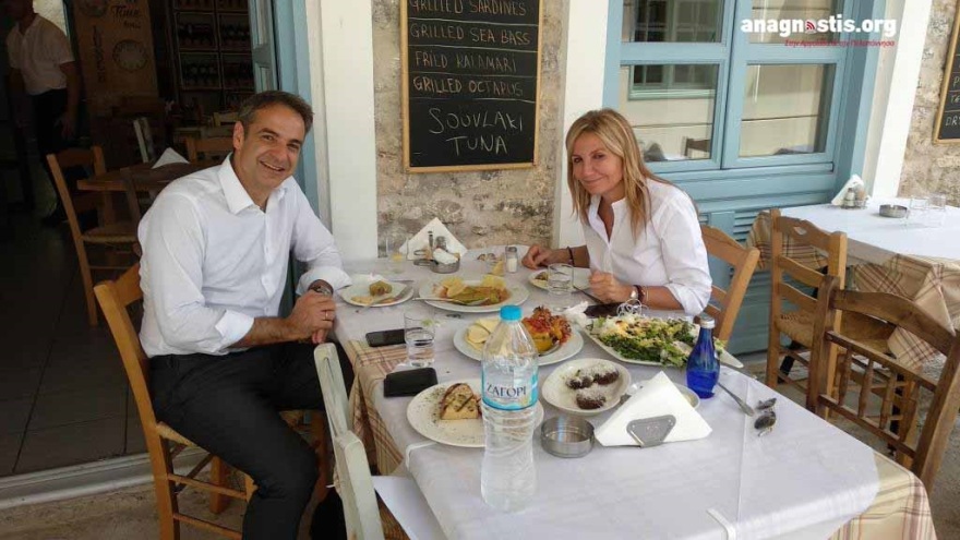 Στιγμές χαλάρωσης για Κυριάκο και Μαρέβα στο Ναύπλιο 