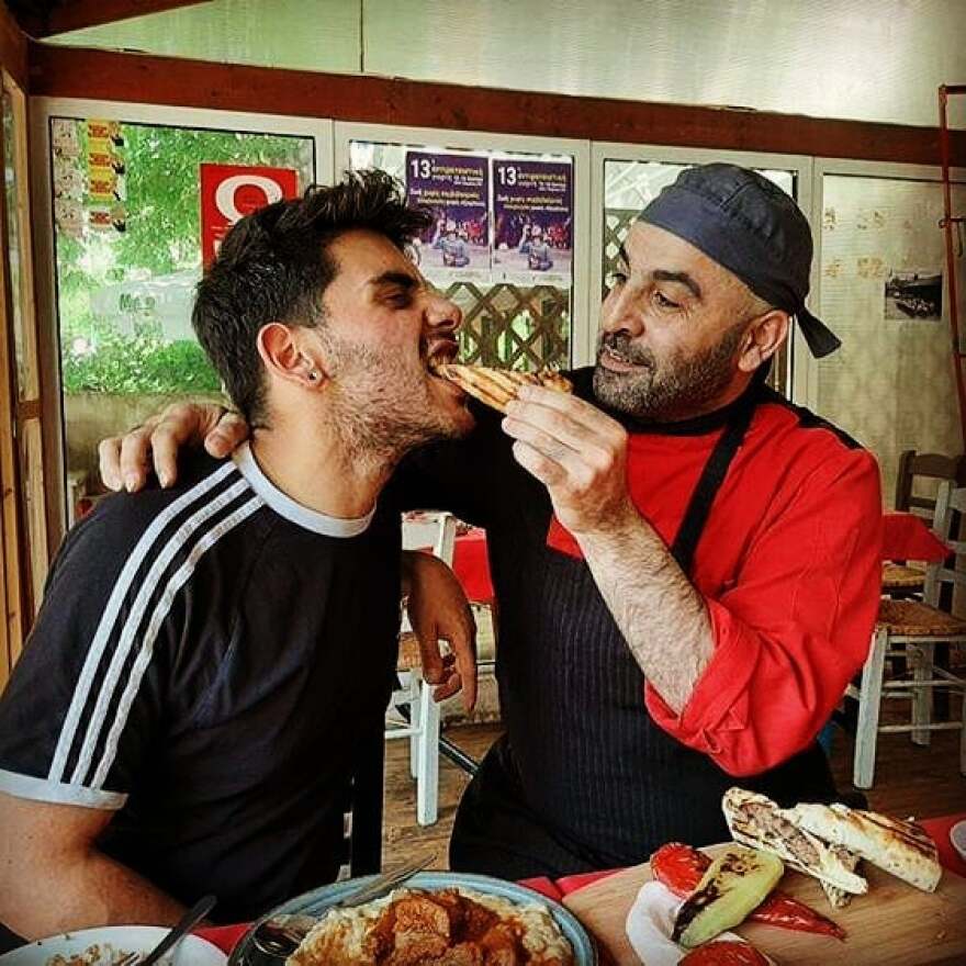 Ο νικητής του MasterChef απολαμβάνει τα φαγητά του Σελίμ