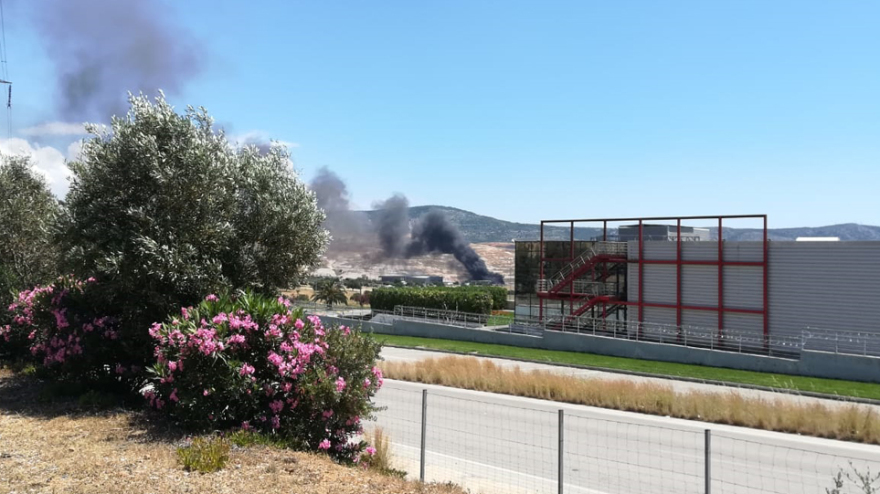 Φωτιά στη Φυλή: Καίγονται ανακυκλώσιμα υλικά σε υπαίθριο χώρο 