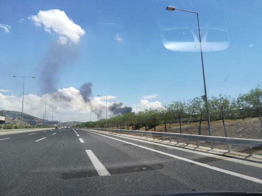 Φωτιά στη Φυλή: Καίγονται ανακυκλώσιμα υλικά σε υπαίθριο χώρο 