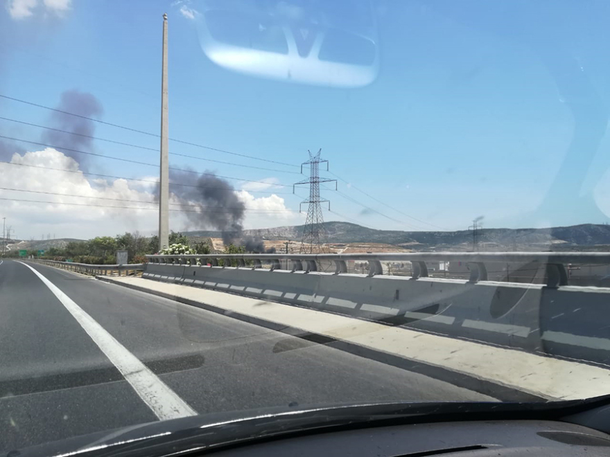 Φωτιά στη Φυλή: Καίγονται ανακυκλώσιμα υλικά σε υπαίθριο χώρο 