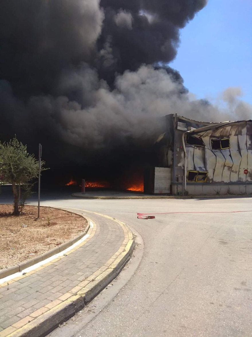 Φωτιά στη Φυλή: Καίγονται ανακυκλώσιμα υλικά σε υπαίθριο χώρο 