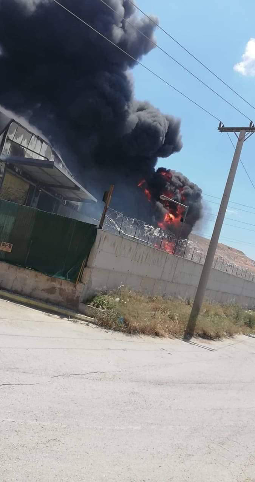 Φωτιά στη Φυλή: Καίγονται ανακυκλώσιμα υλικά σε υπαίθριο χώρο 