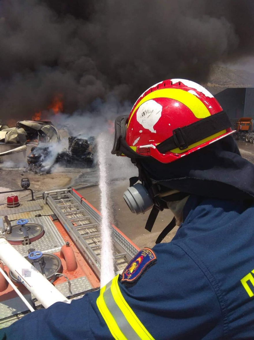 Φωτιά στη Φυλή: Καίγονται ανακυκλώσιμα υλικά σε υπαίθριο χώρο 