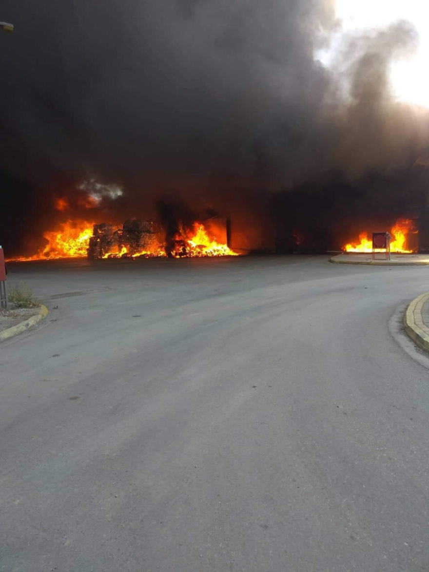 Φωτιά στη Φυλή: Καίγονται ανακυκλώσιμα υλικά σε υπαίθριο χώρο 