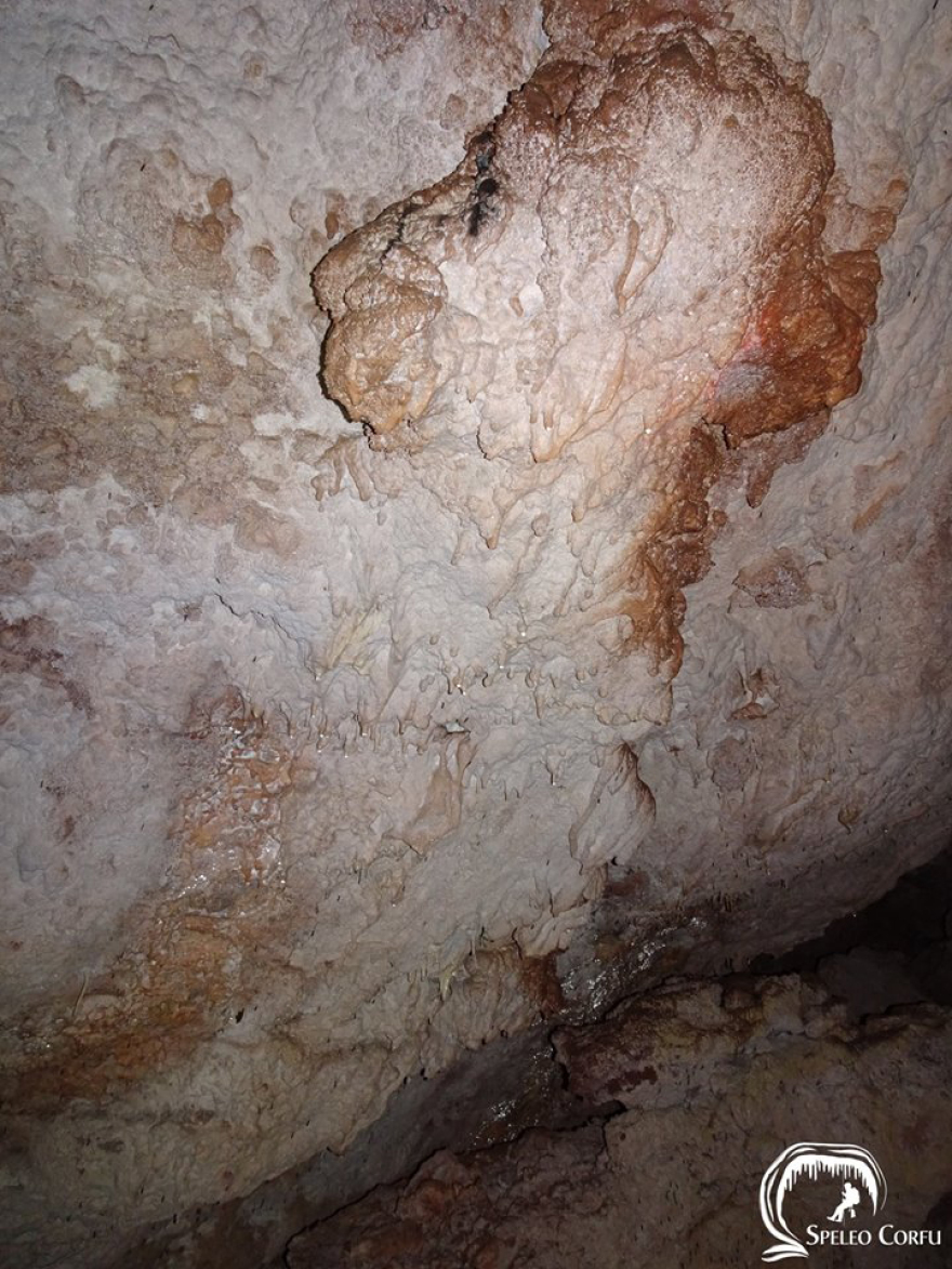 Κέρκυρα: Στα άδυτα των 25 σπηλαίων του νησιού