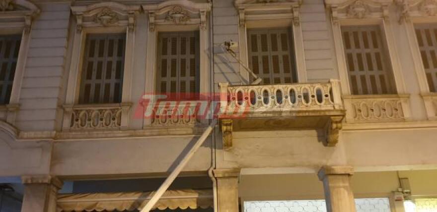 Πάτρα: Δείτε την στιγμή που λεωφορείο χωρίς οδηγό καταλήγει σε κολόνα 