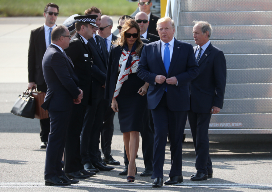 Ο Τραμπ προσγειώθηκε στο Λονδίνο και με το «καλημέρα» άρχισε να... βρίζει τον «κοντό και ανίκανο» δήμαρχο!