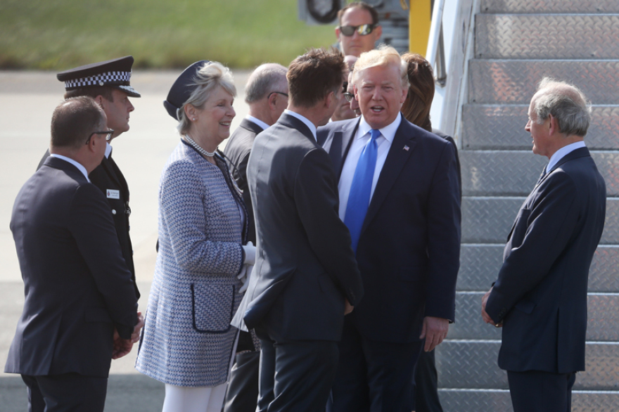 Ο Τραμπ προσγειώθηκε στο Λονδίνο και με το «καλημέρα» άρχισε να... βρίζει τον «κοντό και ανίκανο» δήμαρχο!