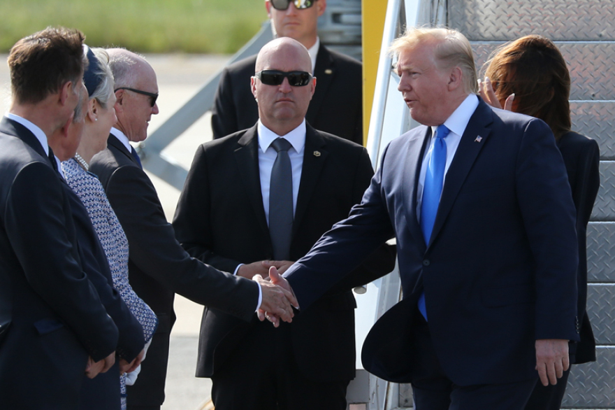 Ο Τραμπ προσγειώθηκε στο Λονδίνο και με το «καλημέρα» άρχισε να... βρίζει τον «κοντό και ανίκανο» δήμαρχο!