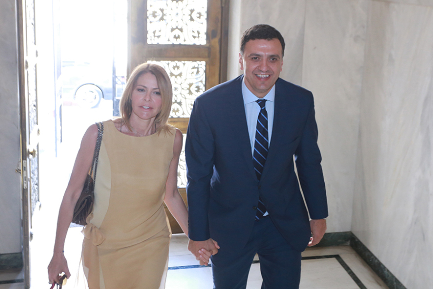 Ο Βασίλης Κικίλιας και η Τζένη Μπαλατσινού στον Αρχιεπίσκοπο για να πάρουν την ευχή του πριν τον γάμο