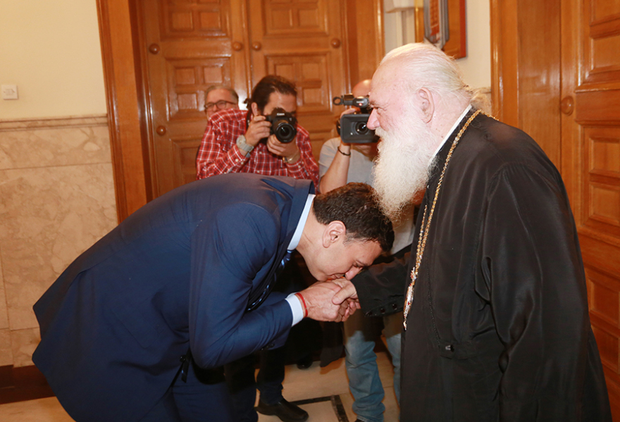 Ο Βασίλης Κικίλιας και η Τζένη Μπαλατσινού στον Αρχιεπίσκοπο για να πάρουν την ευχή του πριν τον γάμο