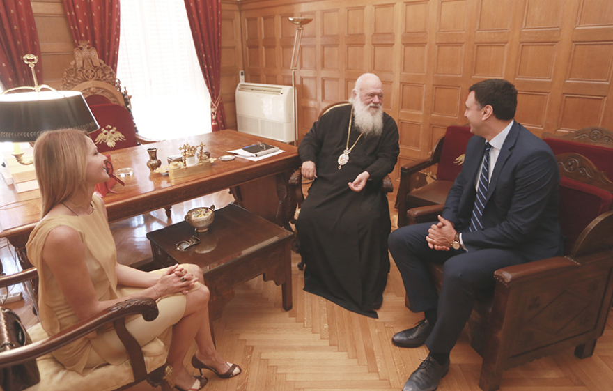 Ο Βασίλης Κικίλιας και η Τζένη Μπαλατσινού στον Αρχιεπίσκοπο για να πάρουν την ευχή του πριν τον γάμο