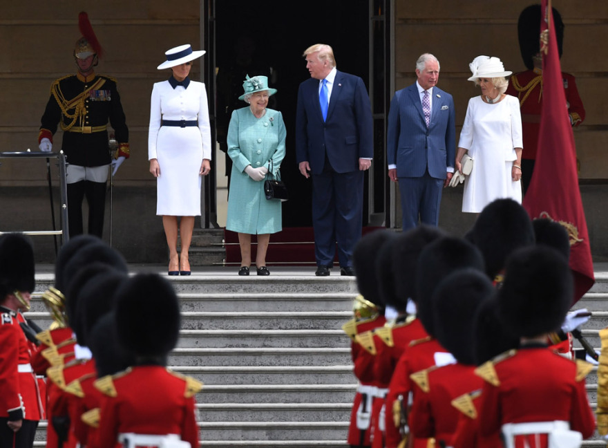 Τραμπ και Μελάνια έφτασαν στο Μπάκιγχαμ με ελικόπτερο