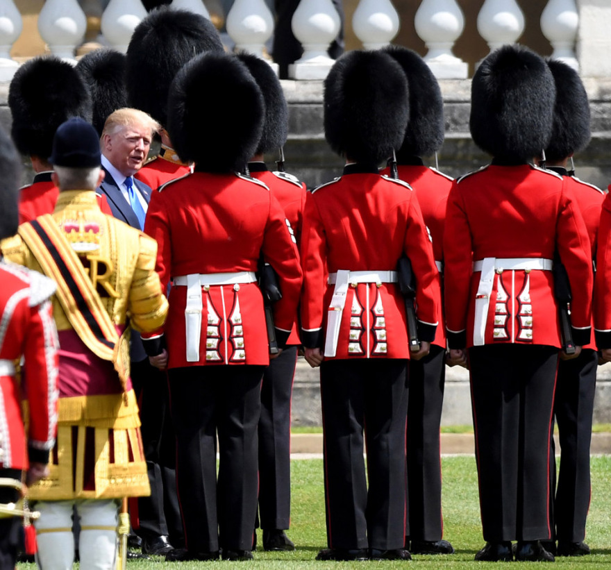 Τραμπ και Μελάνια έφτασαν στο Μπάκιγχαμ με ελικόπτερο
