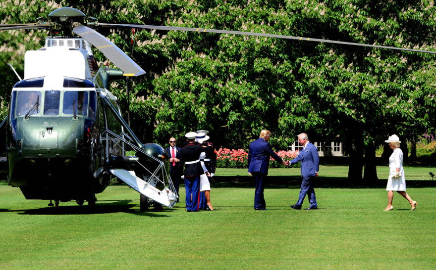 Τραμπ και Μελάνια έφτασαν στο Μπάκιγχαμ με ελικόπτερο