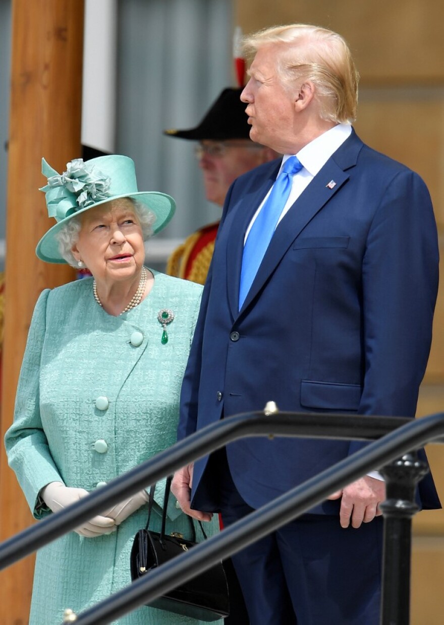 Τραμπ και Μελάνια έφτασαν στο Μπάκιγχαμ με ελικόπτερο