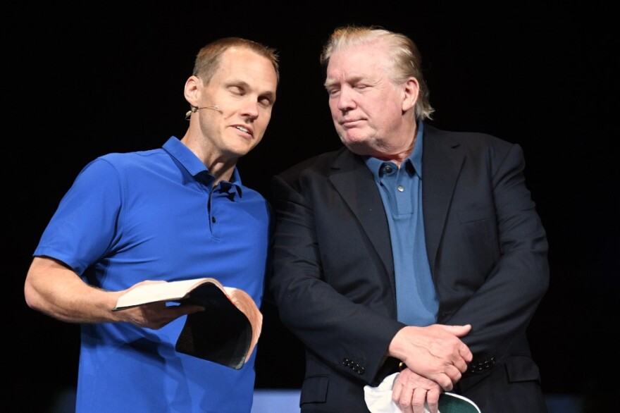 O Τραμπ εμφανίστηκε με... κανονικό μαλλί και το Twitter έπαθε παράκρουση!