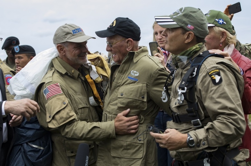 Γαλλία: Βετεράνος, πήδηξε με αλεξίπτωτο στα 97 του για να τιμήσει την D-Day 