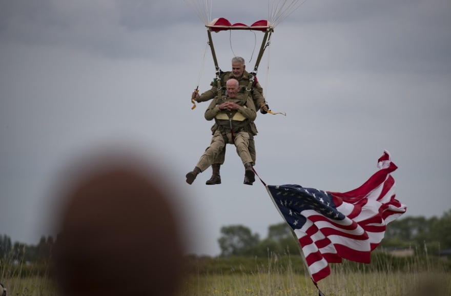 Γαλλία: Βετεράνος, πήδηξε με αλεξίπτωτο στα 97 του για να τιμήσει την D-Day 