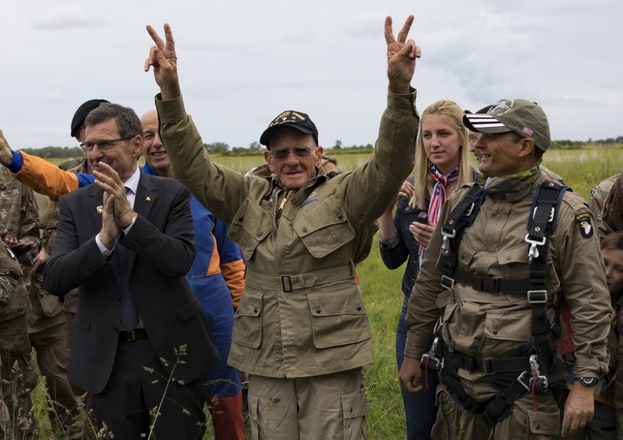 Γαλλία: Βετεράνος, πήδηξε με αλεξίπτωτο στα 97 του για να τιμήσει την D-Day 