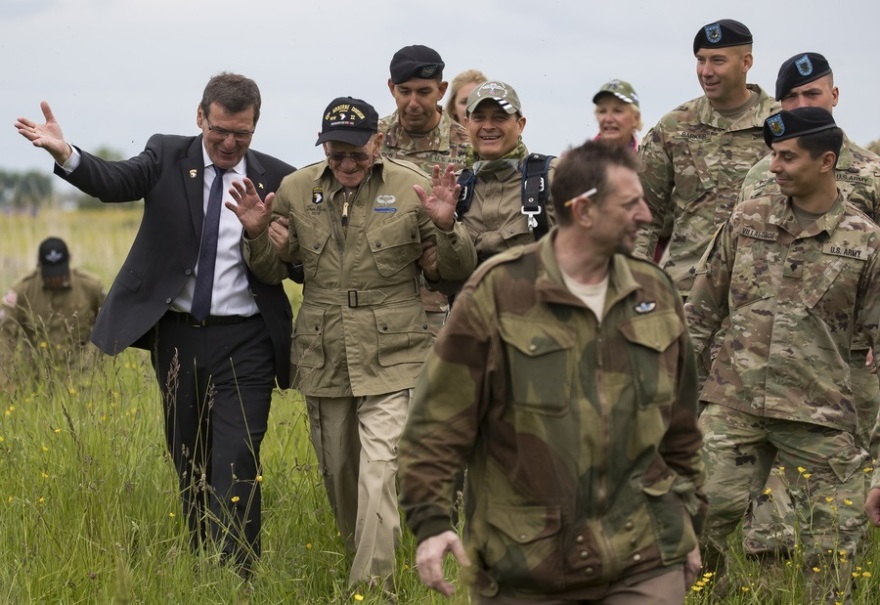 Γαλλία: Βετεράνος, πήδηξε με αλεξίπτωτο στα 97 του για να τιμήσει την D-Day 