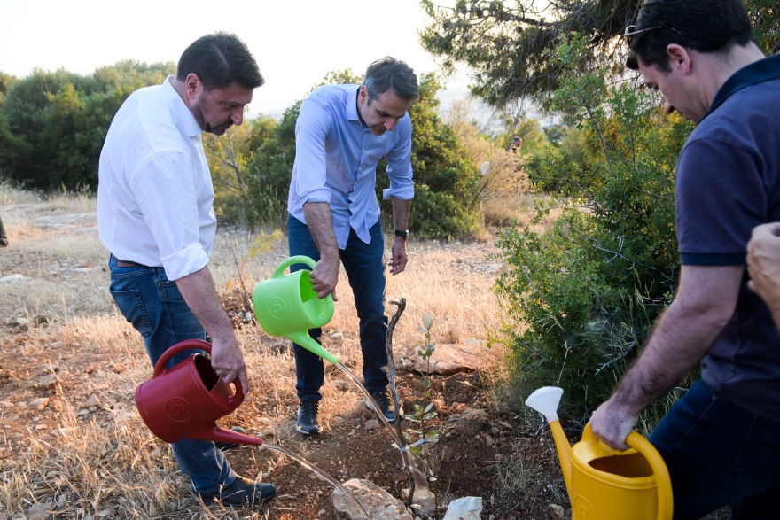 Ο Κυριάκος Μητσοτάκης σε εθελοντική δράση για το περιβάλλον στον Υμηττό