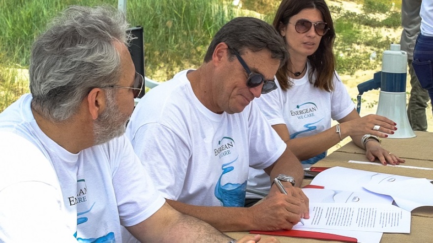 Energean: Γέμισαν 36 σακούλες απορριμμάτων στον καθαρισμό της παραλίας Ερασμίου